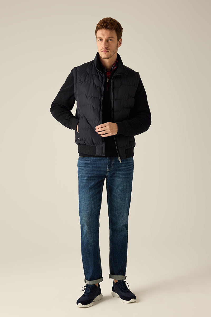 Herren-Jacke mit Strickärmeln – Materialmix mit Steppfront und sportiv-elegantem Look.