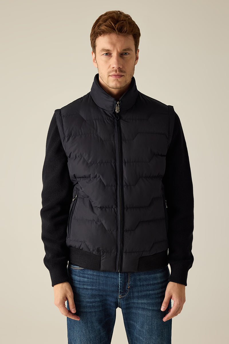Herren-Jacke mit Strickärmeln – Materialmix mit Steppfront und sportiv-elegantem Look.
