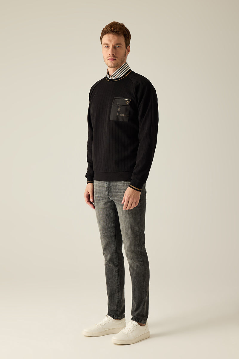 Herren-Premium-Strickpullover
Maskuliner Feinstrick in edler Verarbeitung mit Rundhals, Logodetail und dezenten Ringelakzenten – zeitloser Look in Premium-Qualität.
