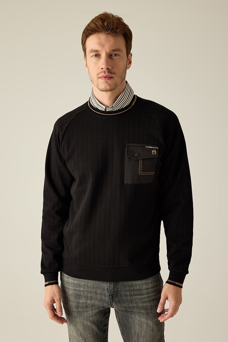 Herren-Premium-Strickpullover
Maskuliner Feinstrick in edler Verarbeitung mit Rundhals, Logodetail und dezenten Ringelakzenten – zeitloser Look in Premium-Qualität.