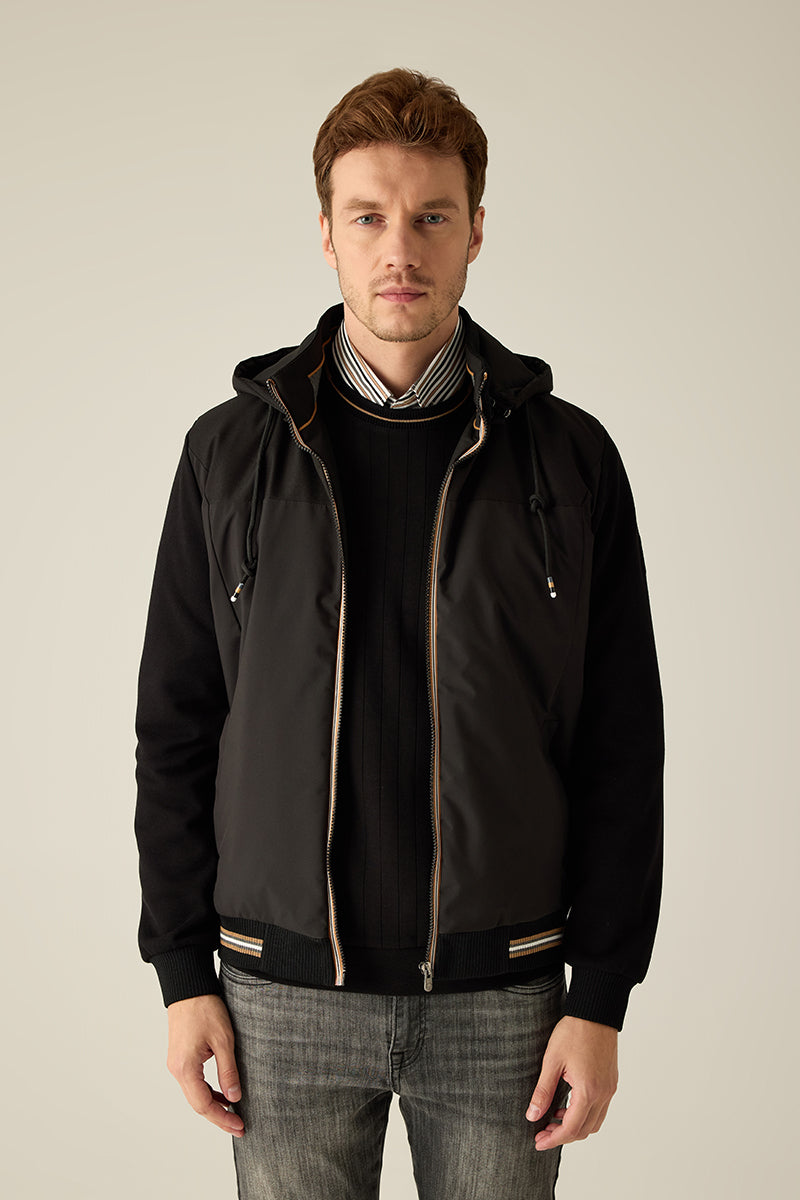 Herren-Langarmjacke
Exklusive Jacke aus technischem Materialmix mit Kapuze, Strickdetails und feinen Kontrastakzenten. Sportiv-elegant und hochwertig verarbeitet.