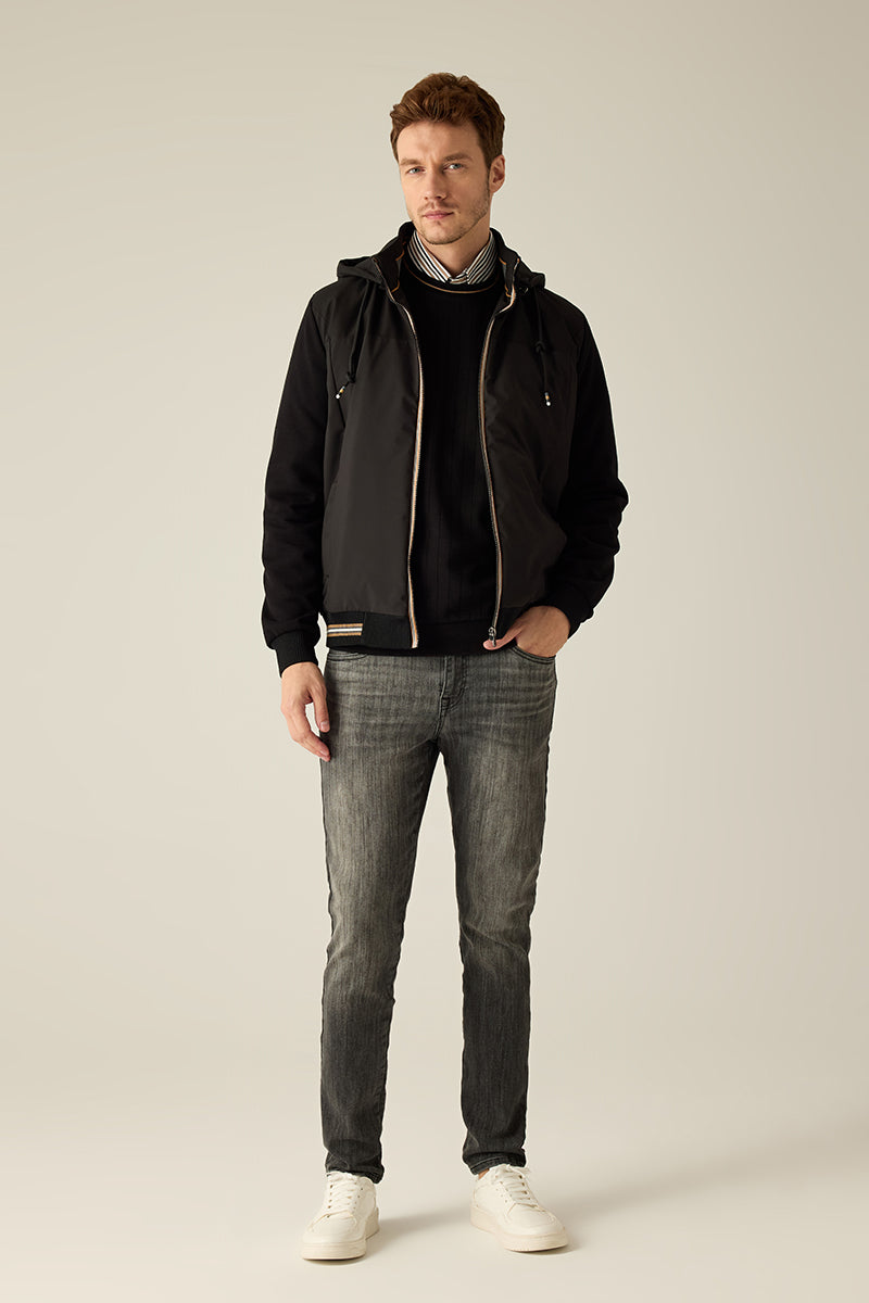 Herren-Langarmjacke
Exklusive Jacke aus technischem Materialmix mit Kapuze, Strickdetails und feinen Kontrastakzenten. Sportiv-elegant und hochwertig verarbeitet.