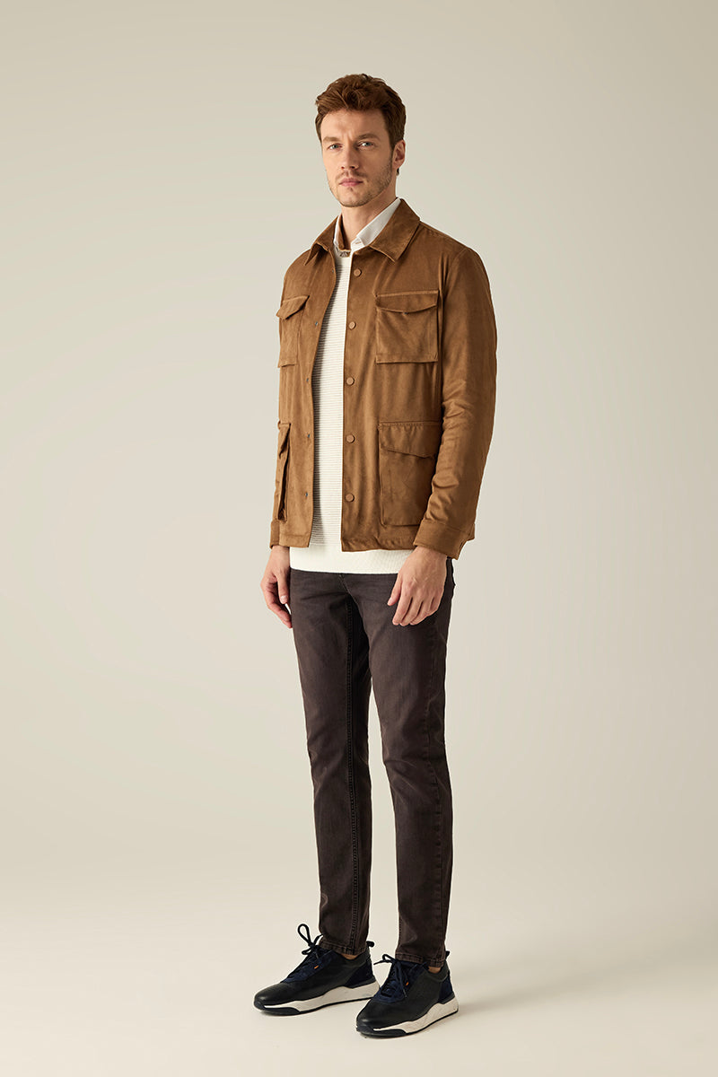 Vegan-Velours Hemdjacke – Safari-Look in Farbe Nut
Maskuline Hemdjacke aus beidseitigem veganem Velours in eleganter Safari-Schnittführung. Edel, modern und vielseitig kombinierbar.