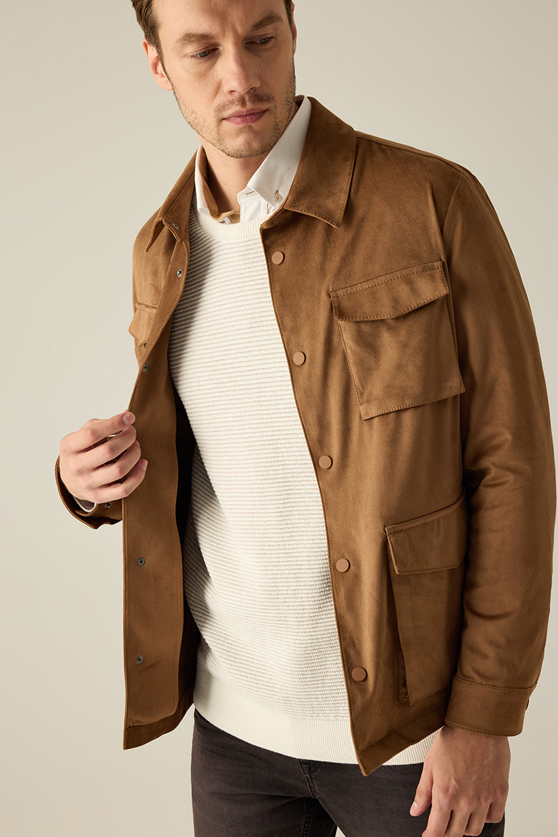 Vegan-Velours Hemdjacke – Safari-Look in Farbe Nut
Maskuline Hemdjacke aus beidseitigem veganem Velours in eleganter Safari-Schnittführung. Edel, modern und vielseitig kombinierbar.