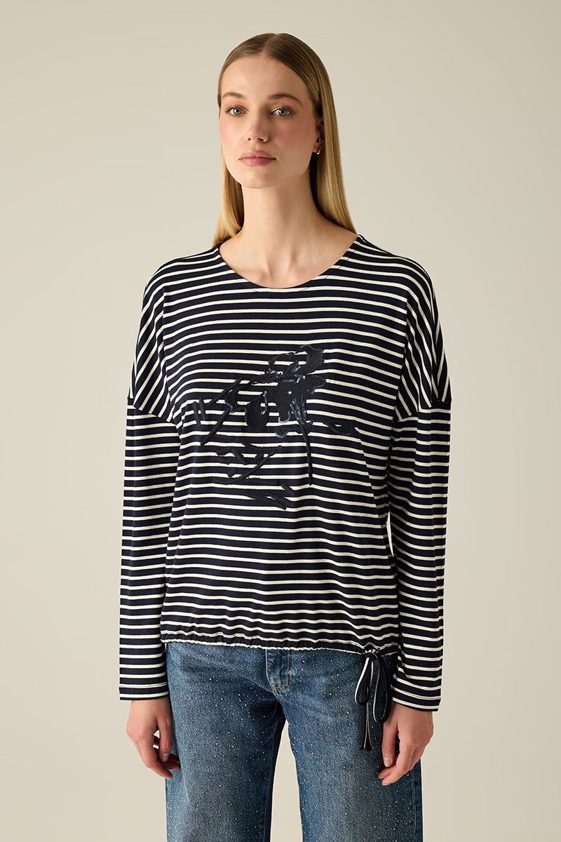 Navy-gestreiftes Ringelshirt mit Stickerei, überschnittenen Schultern & Kordelzugsaum.