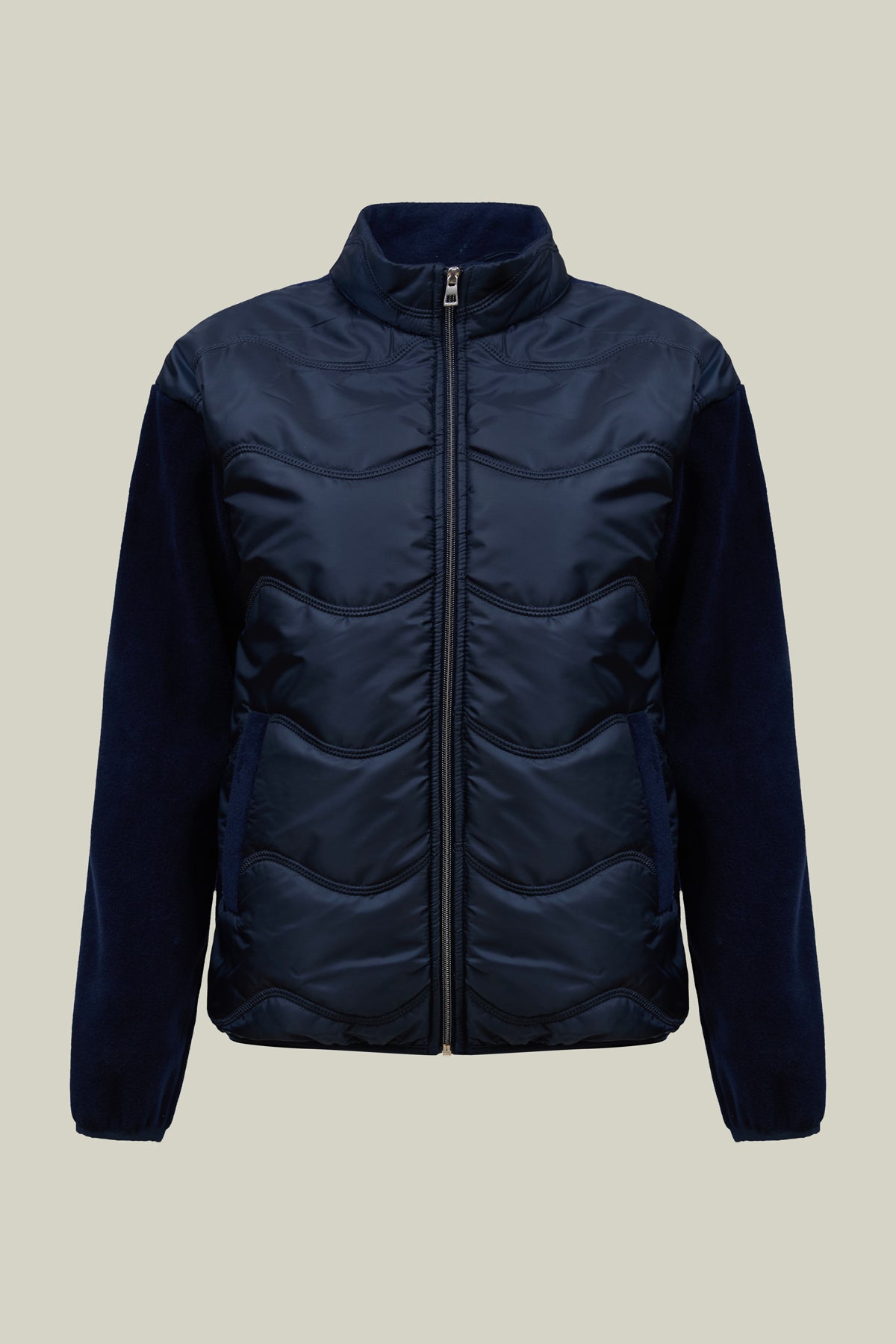 Damenjacke im Materialmix mit Kapitone-Stepp & Teddy-Details – edel & hochwertig.