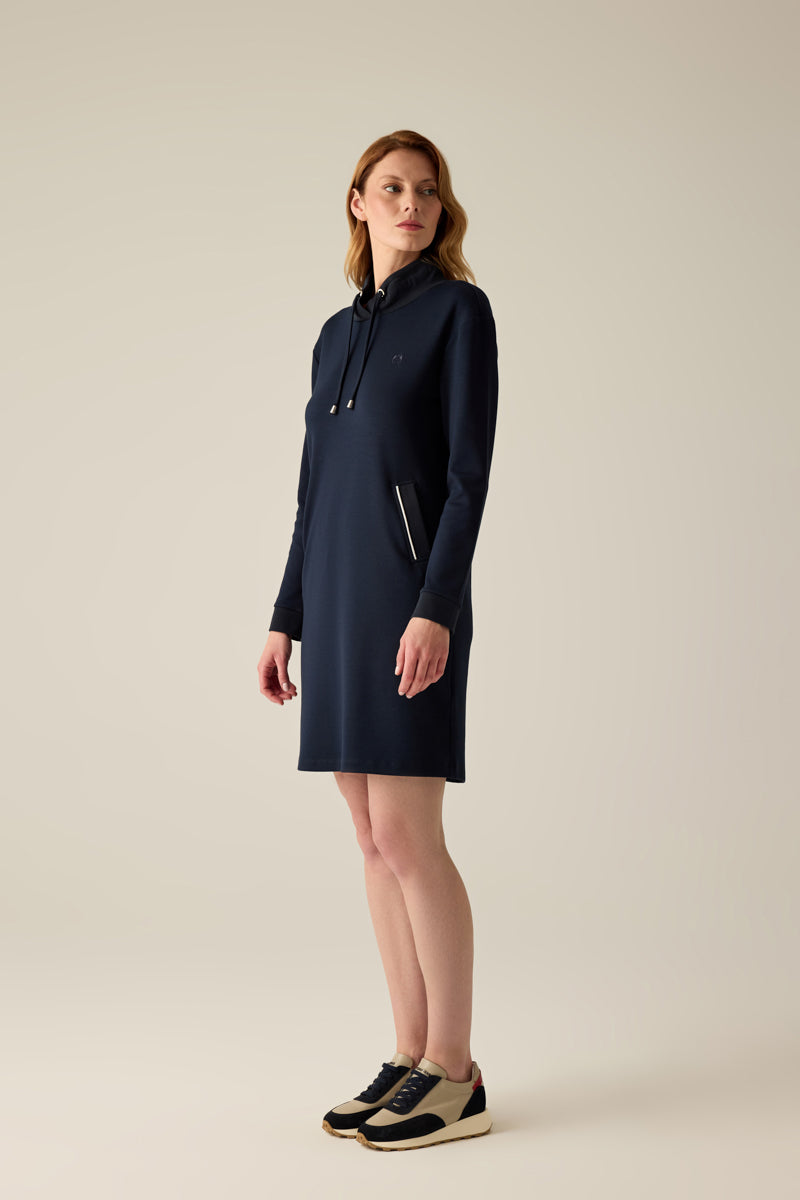 Sportives Langarmkleid mit Schal-Kragen und Piping-Details. Der edle Navy-Ton und das hochwertige Material vereinen Eleganz und Komfort – perfekt für jeden Tag.