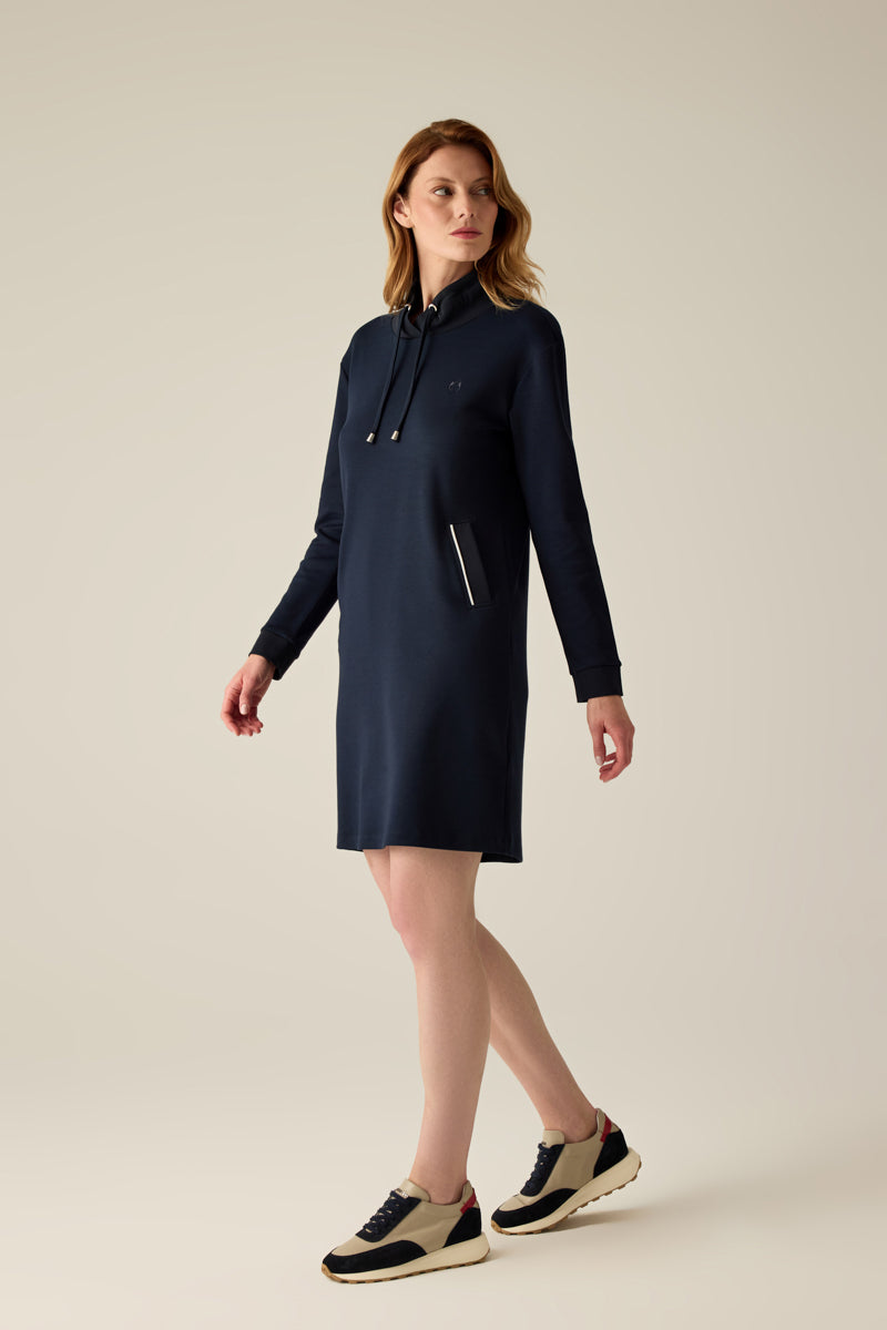 Sportives Langarmkleid mit Schal-Kragen und Piping-Details. Der edle Navy-Ton und das hochwertige Material vereinen Eleganz und Komfort – perfekt für jeden Tag.