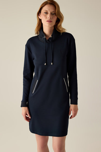 Sporty dress with shawl collar.