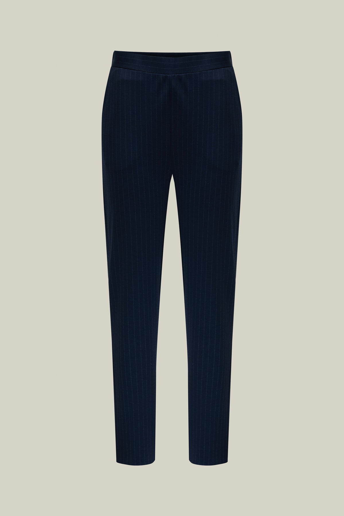 Navy-Nadel Stripe Hose

Elegante Hose mit feinen Längsstreifen – wirkt optisch streckend und bietet dank hochwertigem Stretch-Material maximalen Komfort für Büro und Alltag.