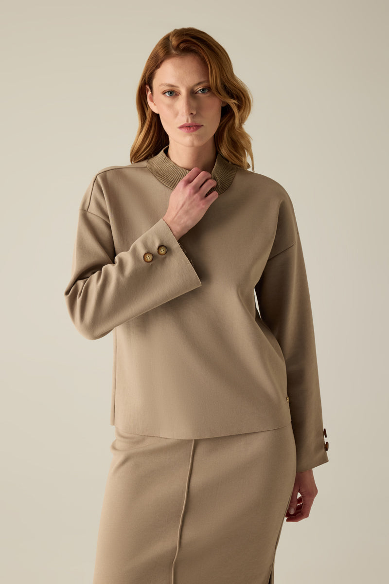 Sweatshirt in Camel mit Stehkragen – sportiv, elegant und komfortabel für jeden Tag.