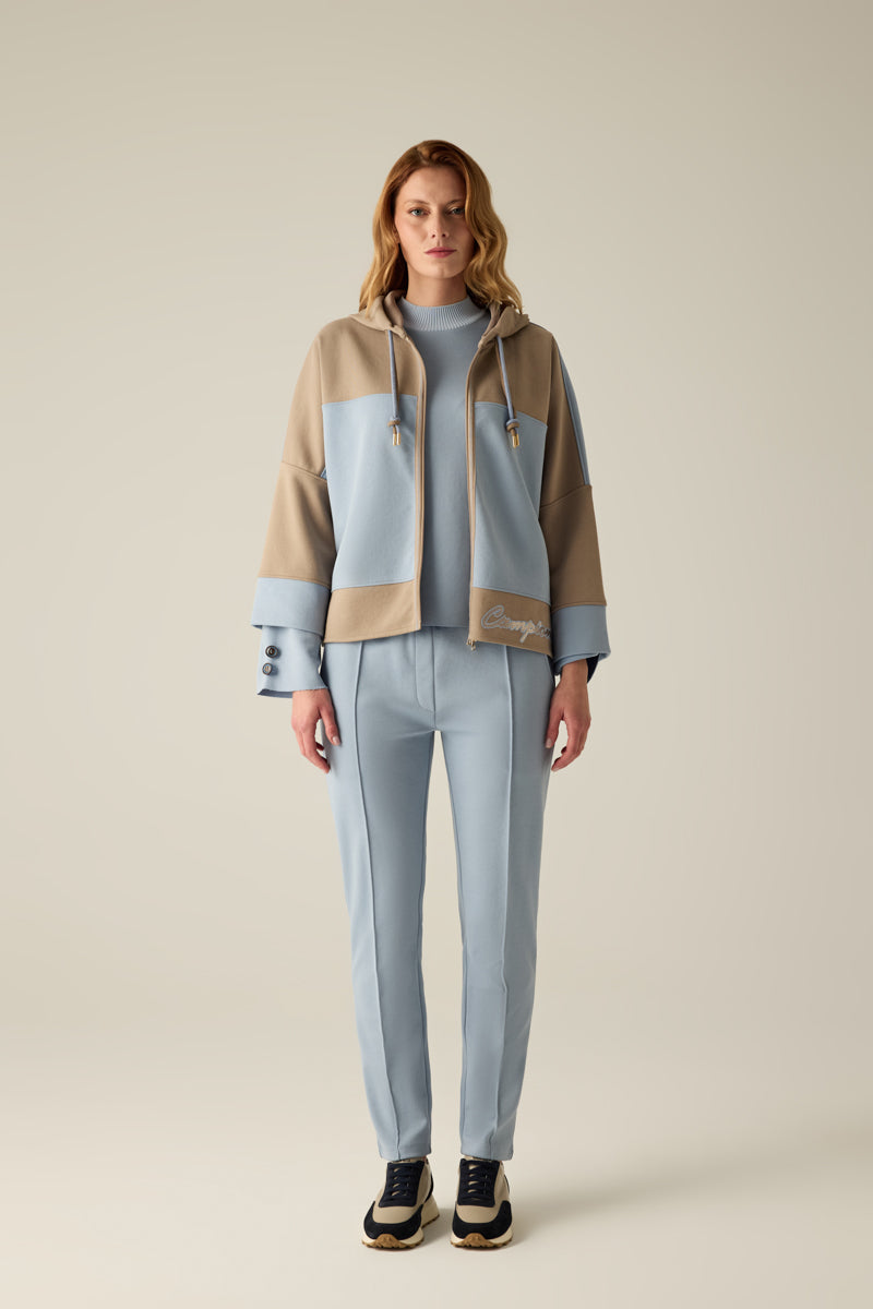 Hochwertige Damen-Sweatshirtjacke mit Kapuze und Doppel-Kordel, modernem Materialmix in Caramel & Blau und überschnittenen Schultern. Der verlängerte Rücken sorgt für eine lässige Silhouette, während die Pailletten-Stickerei am Saum edle Akzente setzt...