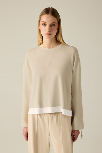 Sweatshirt with sleeve lacing.
