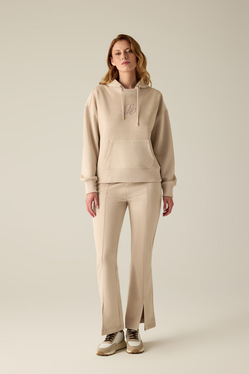 Sportlich-elegant mit Glamour: Dieses Sweatshirt mit samtigem Touch, moderner Schulterlinie und goldfarbener Pailletten-Stickerei ist perfekt für Büro, Alltag und besondere Anlässe – ein stilvoller Blickfang mit hohem Tragekomfort.
