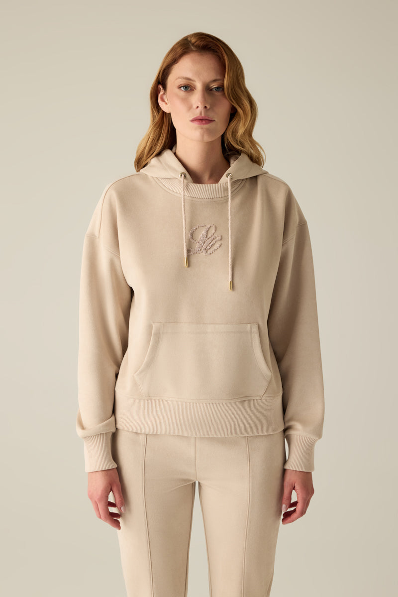 Sportlich-elegant mit Glamour: Dieses Sweatshirt mit samtigem Touch, moderner Schulterlinie und goldfarbener Pailletten-Stickerei ist perfekt für Büro, Alltag und besondere Anlässe – ein stilvoller Blickfang mit hohem Tragekomfort.