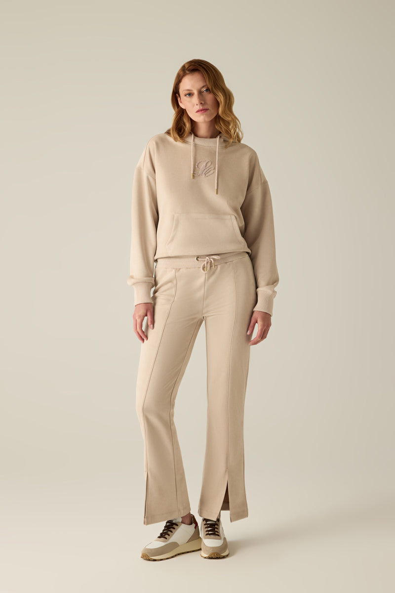 Sandfarbene Hose aus softem Vegan Velour mit modernem Schnitt und hohem Tragekomfort. Der elastische Stoffmix bietet Bewegungsfreiheit, Strapazierfähigkeit und Knitterresistenz – perfekt für Alltag, Business und City-Looks.