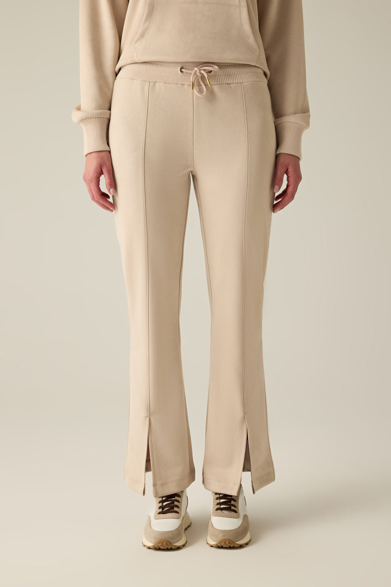 Sandfarbene Hose aus softem Vegan Velour mit modernem Schnitt und hohem Tragekomfort. Der elastische Stoffmix bietet Bewegungsfreiheit, Strapazierfähigkeit und Knitterresistenz – perfekt für Alltag, Business und City-Looks.