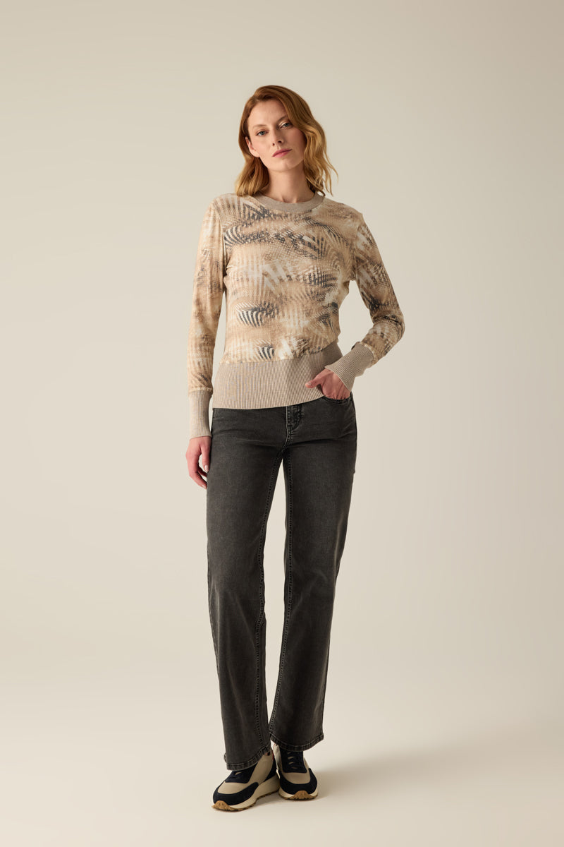 Edles Rundhals-T-Shirt mit Glamour-Druck und hohem Saum in Rippstruktur – sportlich, modern und elegant zugleich.