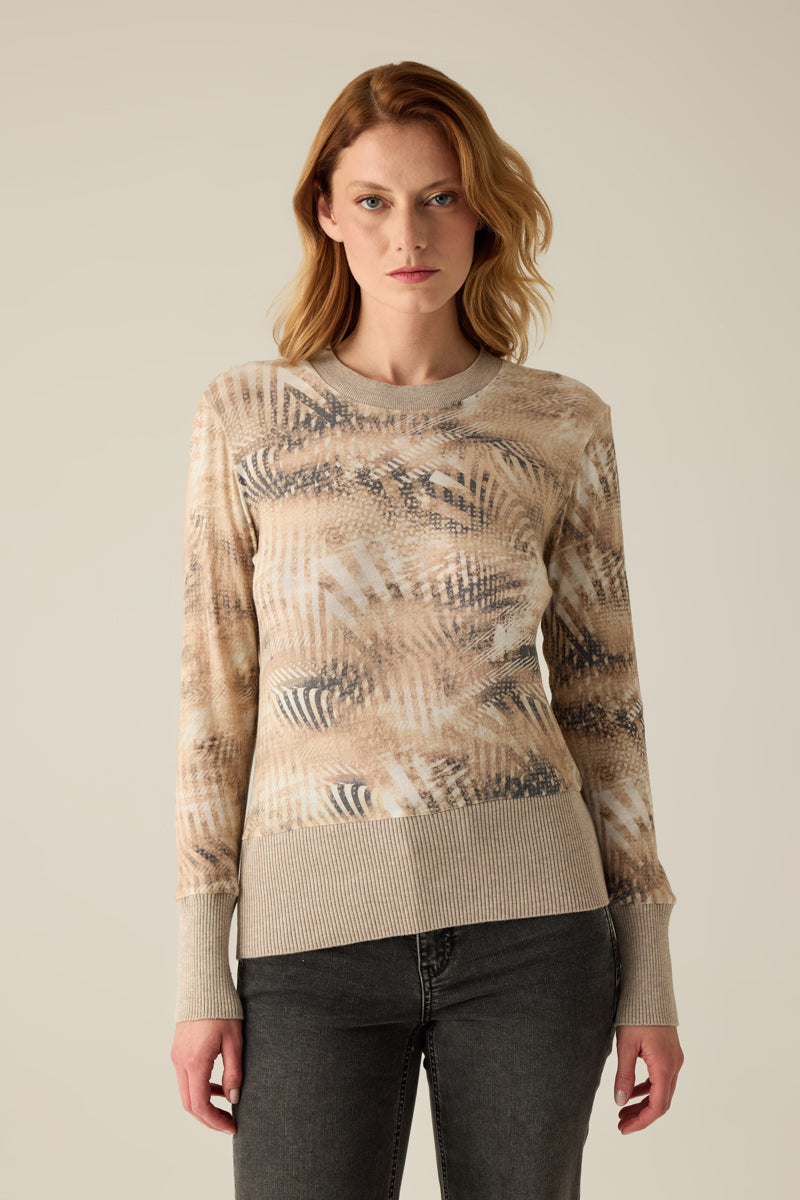Edles Rundhals-T-Shirt mit Glamour-Druck und hohem Saum in Rippstruktur – sportlich, modern und elegant zugleich.