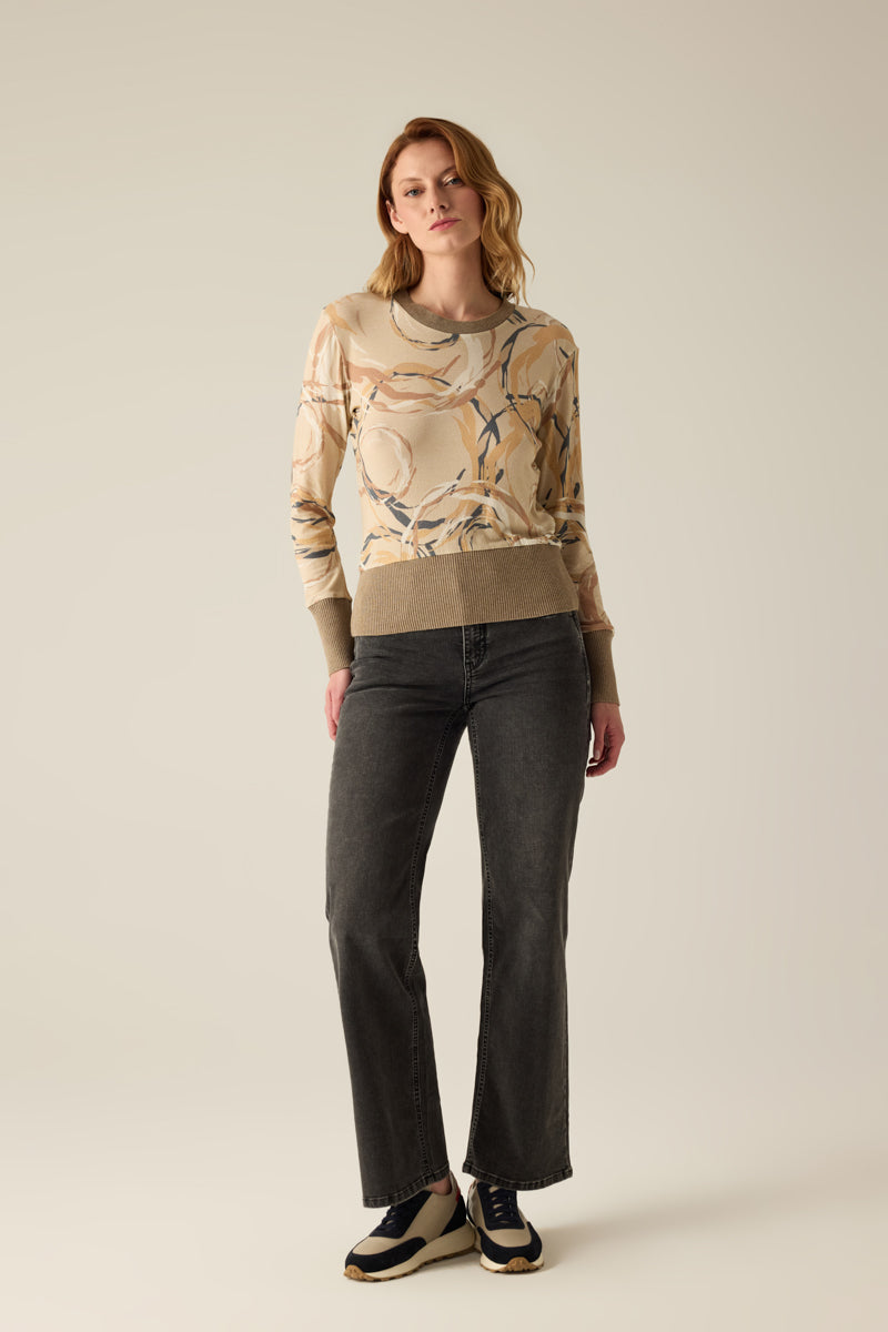 Edles Rundhals-T-Shirt mit Glamour-Druck und hohem Saum in Rippstruktur – sportlich, modern und elegant zugleich.