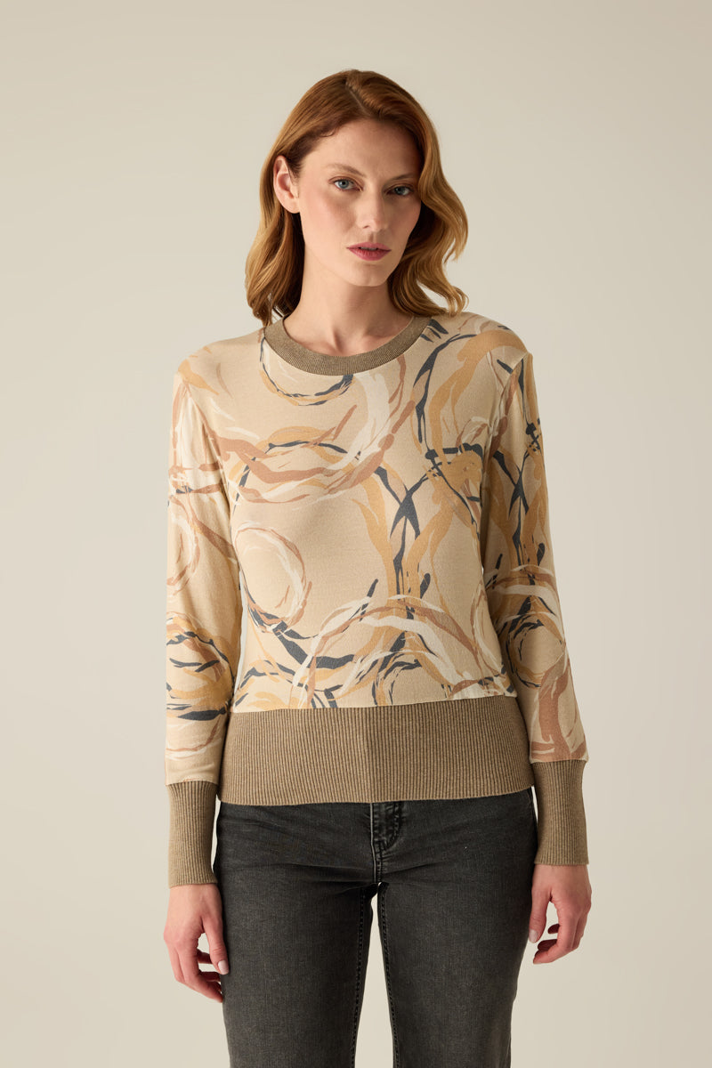 Edles Rundhals-T-Shirt mit Glamour-Druck und hohem Saum in Rippstruktur – sportlich, modern und elegant zugleich.