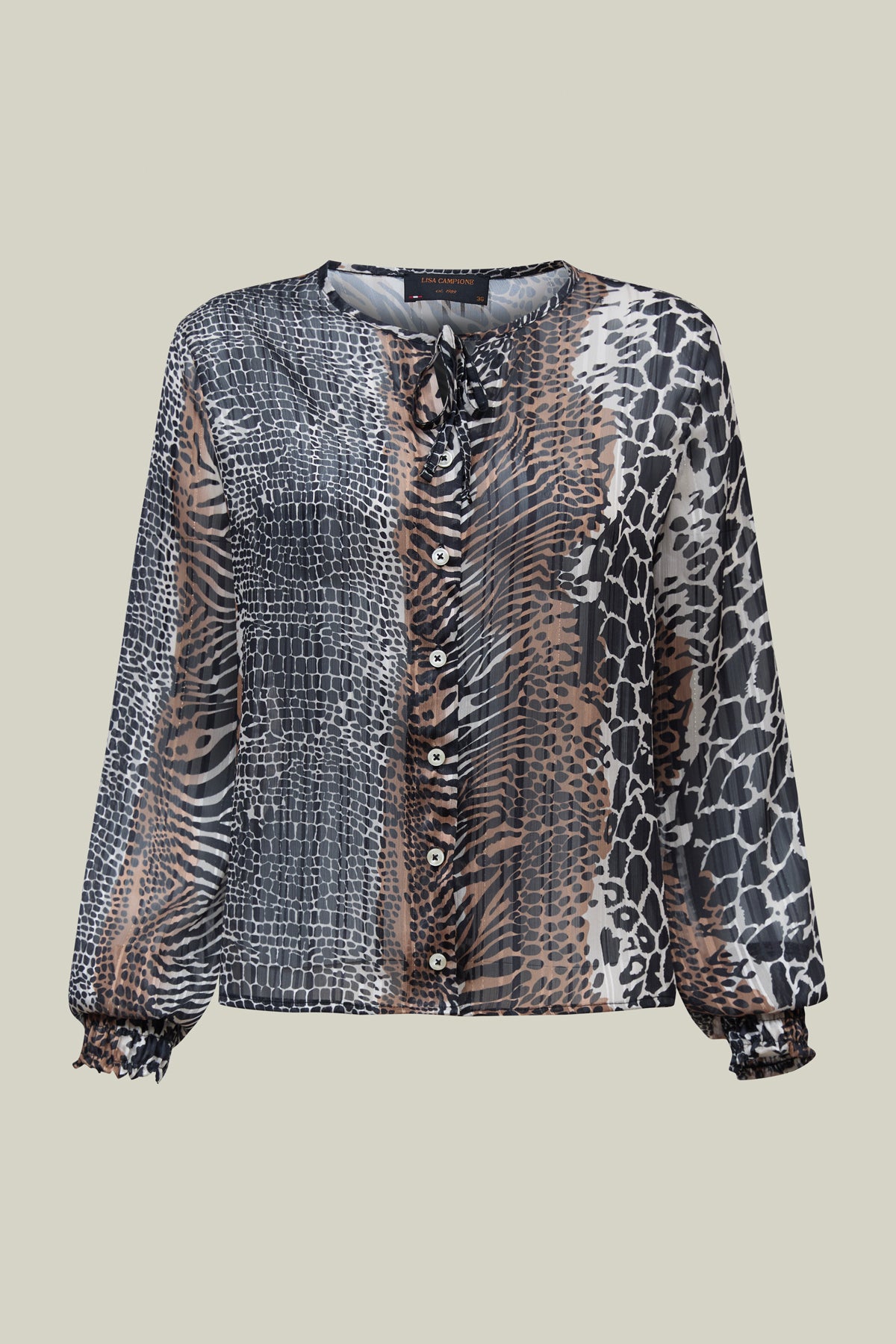 Leichte Chiffon-Bluse im modernen Animal-Print mit V-Ausschnitt und Knopfleiste – edel, feminin und vielseitig.