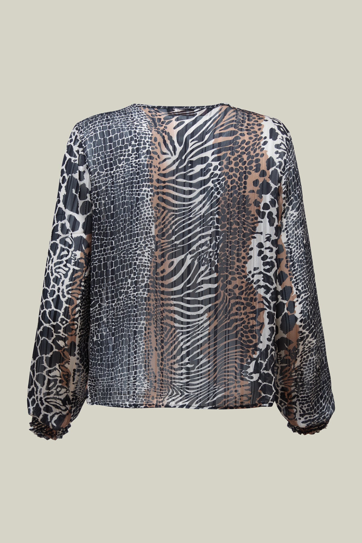 Leichte Chiffon-Bluse im modernen Animal-Print mit V-Ausschnitt und Knopfleiste – edel, feminin und vielseitig.