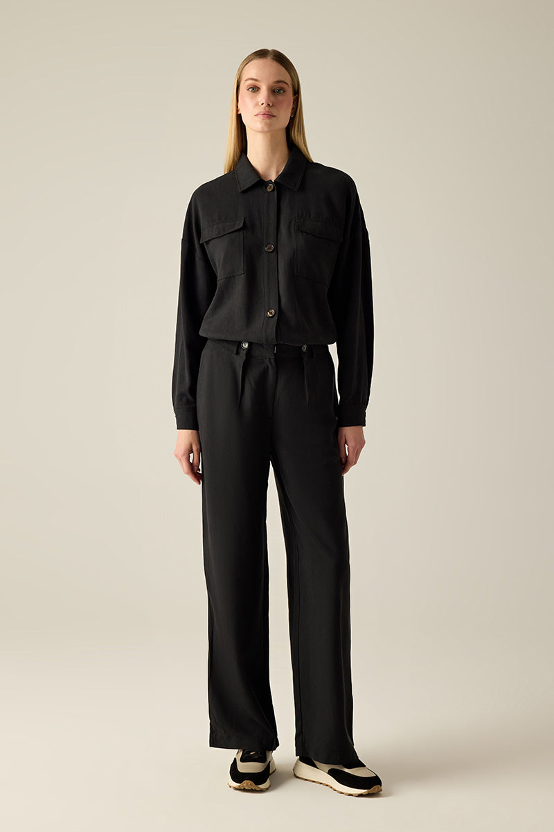 Exklusive Gaucho-Hose im modernen Premium-Style – mit 2 Knopffalten, fließendem Schnitt und seitlichen Taschen. Ein Must-Have für Fashion-Liebhaberinnen.
