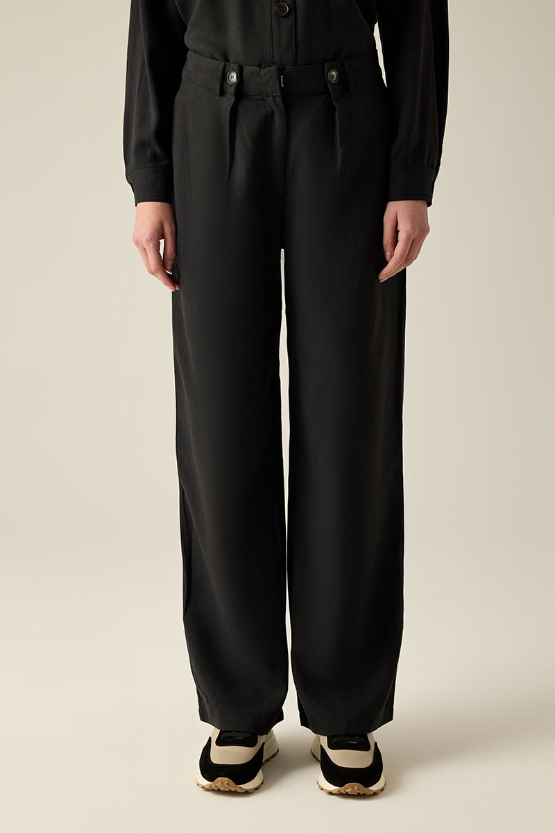 Exklusive Gaucho-Hose im modernen Premium-Style – mit 2 Knopffalten, fließendem Schnitt und seitlichen Taschen. Ein Must-Have für Fashion-Liebhaberinnen.
