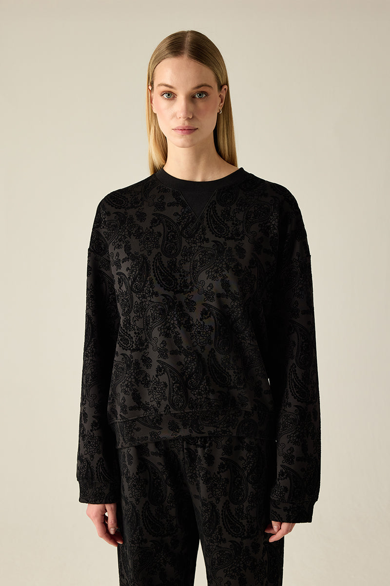 Exklusives Sweatshirt in Black Combi – Rundhals, Langarm, schwarz auf schwarz Samtdruck. Edel, elegant, vielseitig tragbar.