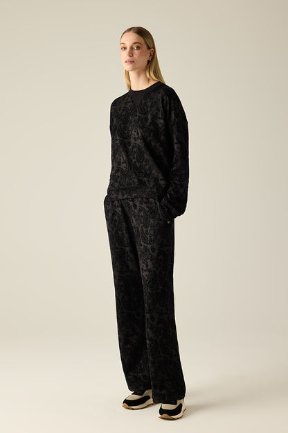 Round neck sweatshirt – elegant and modern
