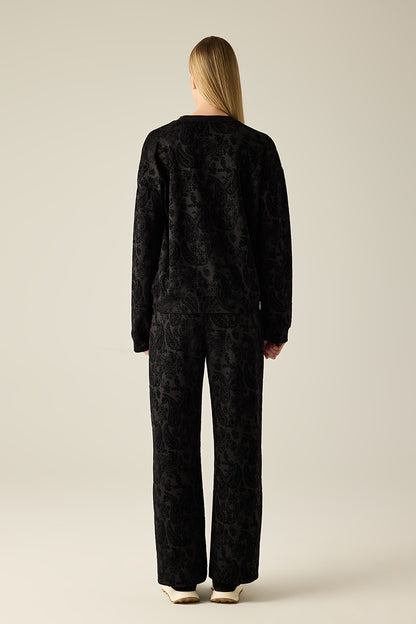 Round neck sweatshirt – elegant and modern