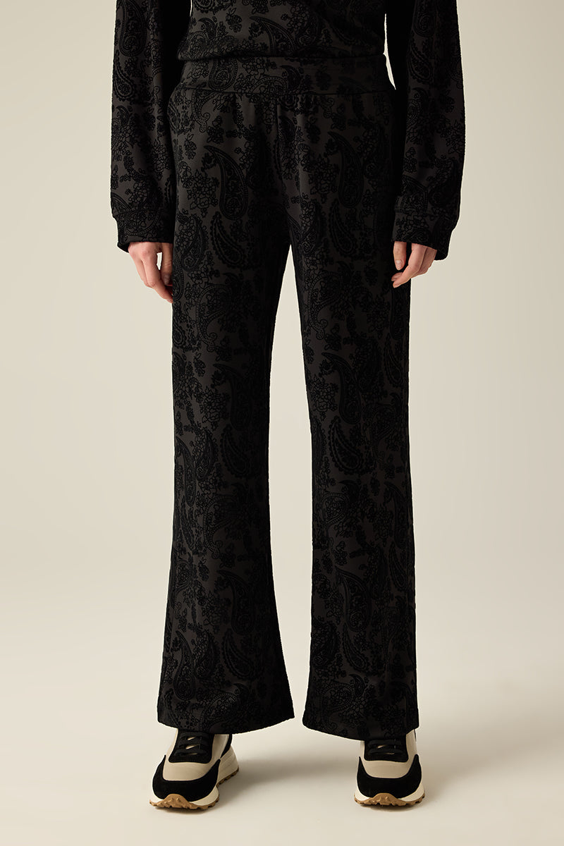 Exklusive Gaucho-Hose in Schwarz mit Ton-in-Ton Samtdruck. Bequem, elegant und figurschmeichelnd – Premium-Style für jeden Anlass.