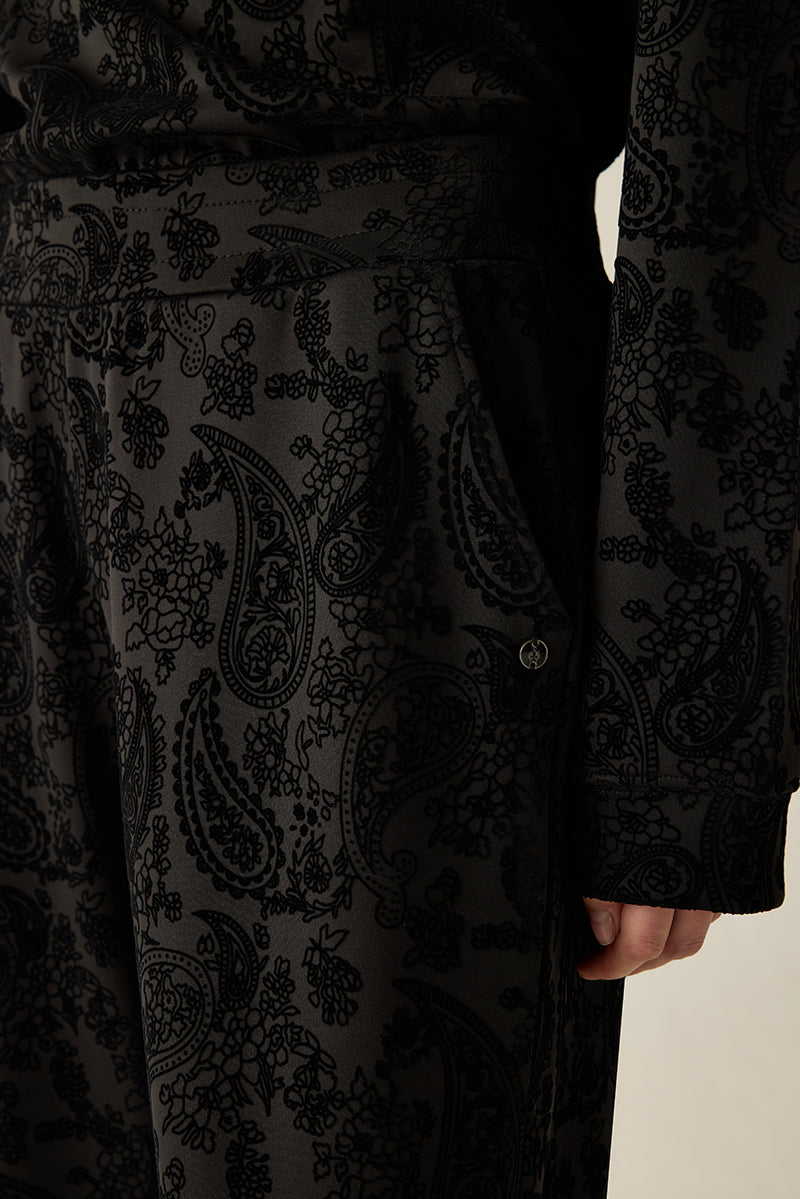 Exklusive Gaucho-Hose in Schwarz mit Ton-in-Ton Samtdruck. Bequem, elegant und figurschmeichelnd – Premium-Style für jeden Anlass.