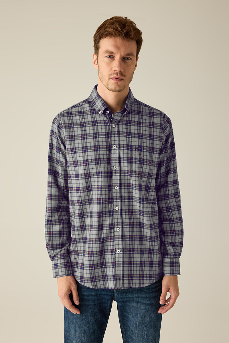 Herrenhemd Regular Fit – Navy Check
Premium-Button-Down-Hemd aus feinster Baumwolle mit Corddetails und Flaggenband. Sportiv, maskulin und vielseitig kombinierbar.