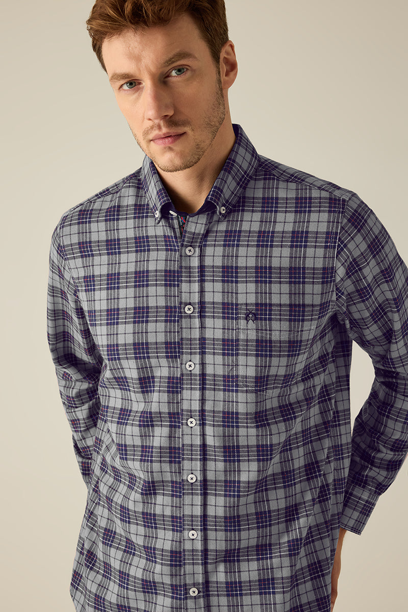 Herrenhemd Regular Fit – Navy Check
Premium-Button-Down-Hemd aus feinster Baumwolle mit Corddetails und Flaggenband. Sportiv, maskulin und vielseitig kombinierbar.