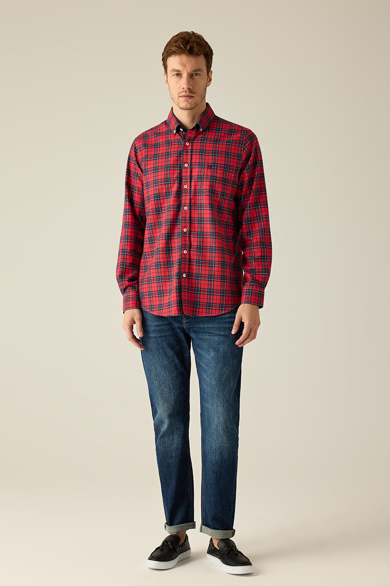 Herrenhemd Moden Fit – Rot-Check
Premium-Button-Down-Hemd aus feinster Baumwolle mit Corddetails und Flaggenband. Sportiv, maskulin und vielseitig kombinierbar.