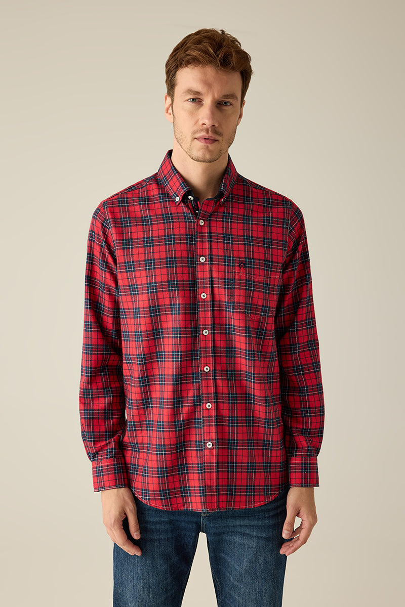 Herrenhemd Moden Fit – Rot-Check
Premium-Button-Down-Hemd aus feinster Baumwolle mit Corddetails und Flaggenband. Sportiv, maskulin und vielseitig kombinierbar.