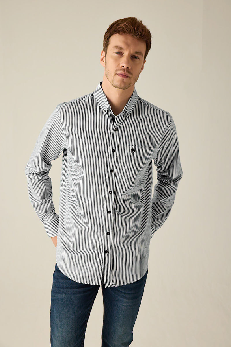 Gestreiftes Langarmhemd mit Flaggenband-Detail, Button-Down-Kragen und Regular Fit.