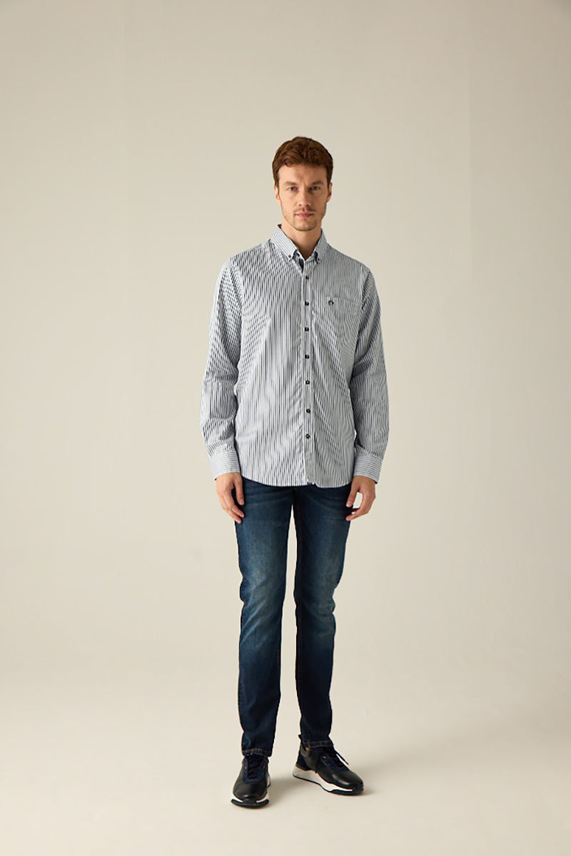Gestreiftes Langarmhemd mit Flaggenband-Detail, Button-Down-Kragen und Regular Fit.