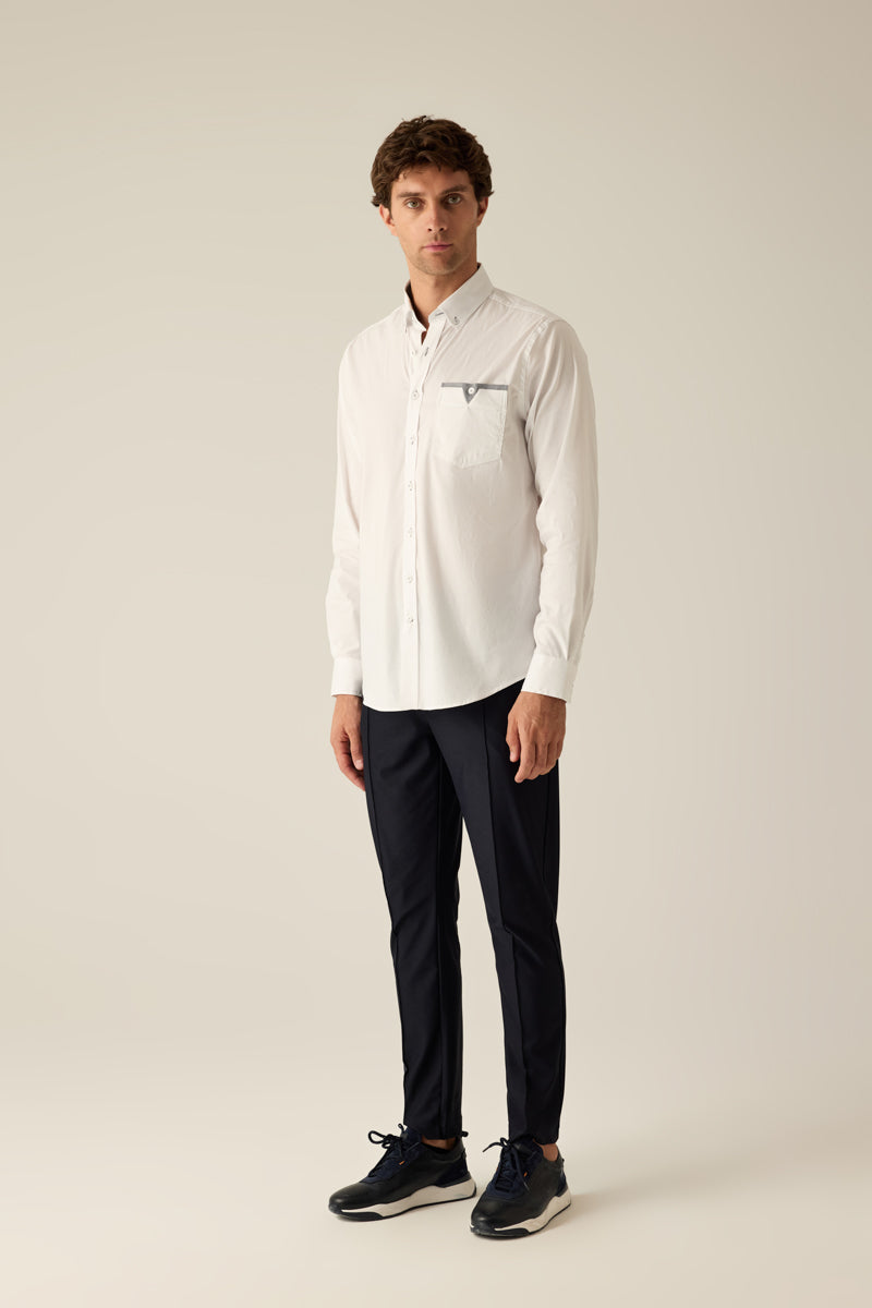 Modern-Fit Langarmhemd mit Paspelierung, Brusttasche und kontrastierendem Innenkragensteg.