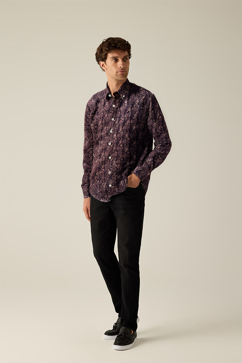 Modern-Fit Langarmhemd mit Bordeaux-Druck und Kordel-Detail am Kragensteg.