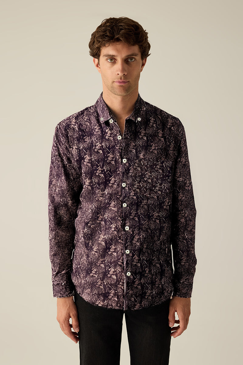 Modern-Fit Langarmhemd mit Bordeaux-Druck und Kordel-Detail am Kragensteg.