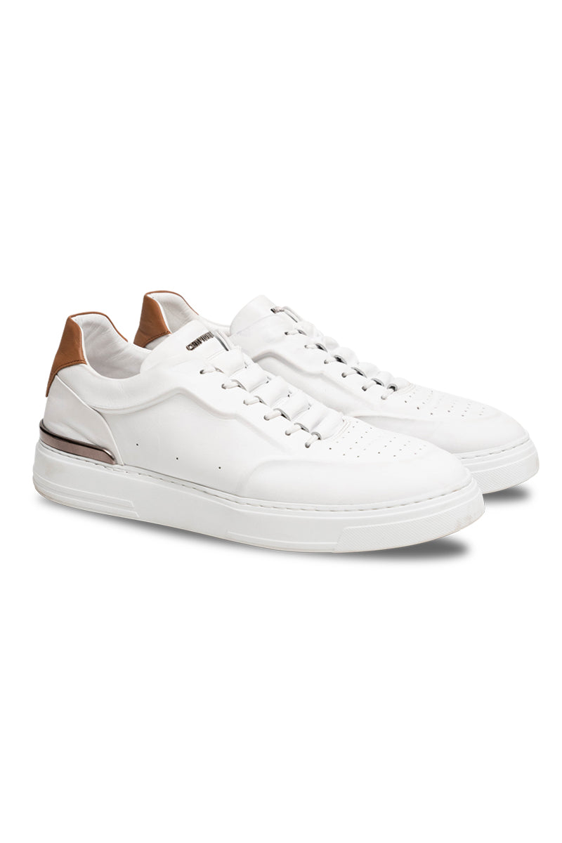 Sneaker aus Leder mit verdeckter Schnürung.
