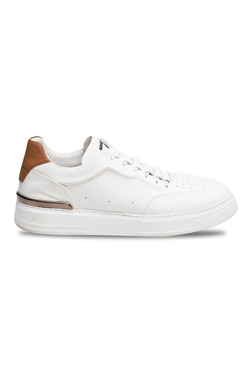 Sneaker aus Leder mit verdeckter Schnürung.