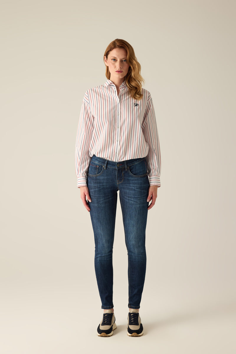 Damen-Jeans im Five-Pocket-Stil mit klassischer Naht und edler Waschung. Perfekte Passform für eine feminine Silhouette.