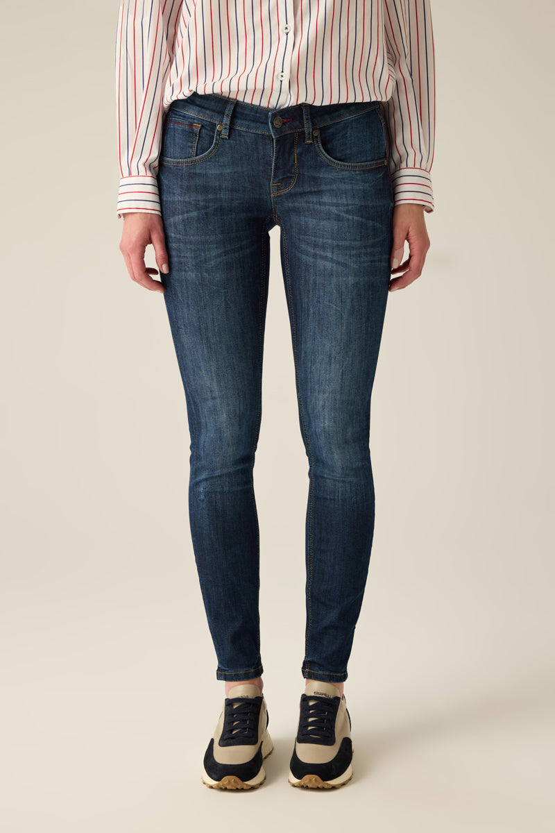 Damen-Jeans im Five-Pocket-Stil mit klassischer Naht und edler Waschung. Perfekte Passform für eine feminine Silhouette.