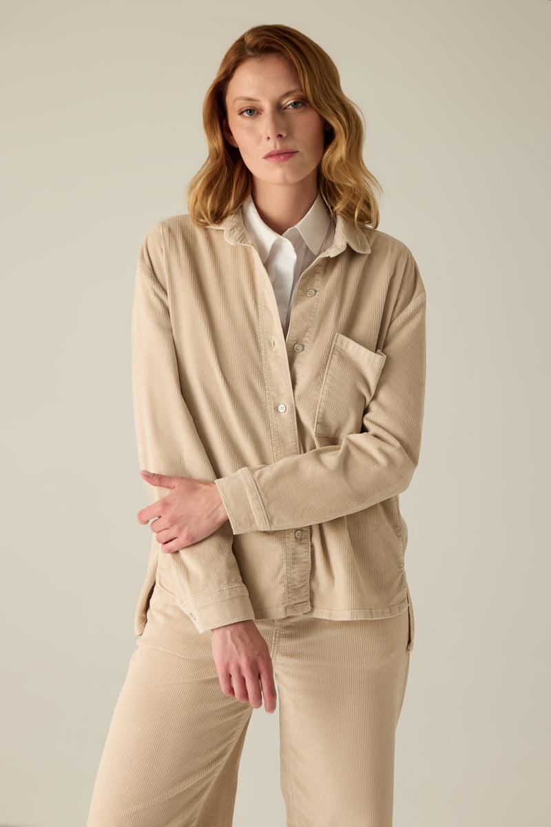 Cordbluse im Nordic Style – als Bluse oder Overshirt tragbar. Premium-Qualität, markante Struktur, ideal für Büro, Alltag und Freizeit.