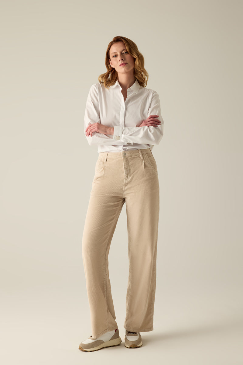 Cordhose in Gaucho-Form, Sandfarben. Lässig, cool und sportlich mit markanter Cordstruktur – Premium-Komfort für eine perfekte Figur.