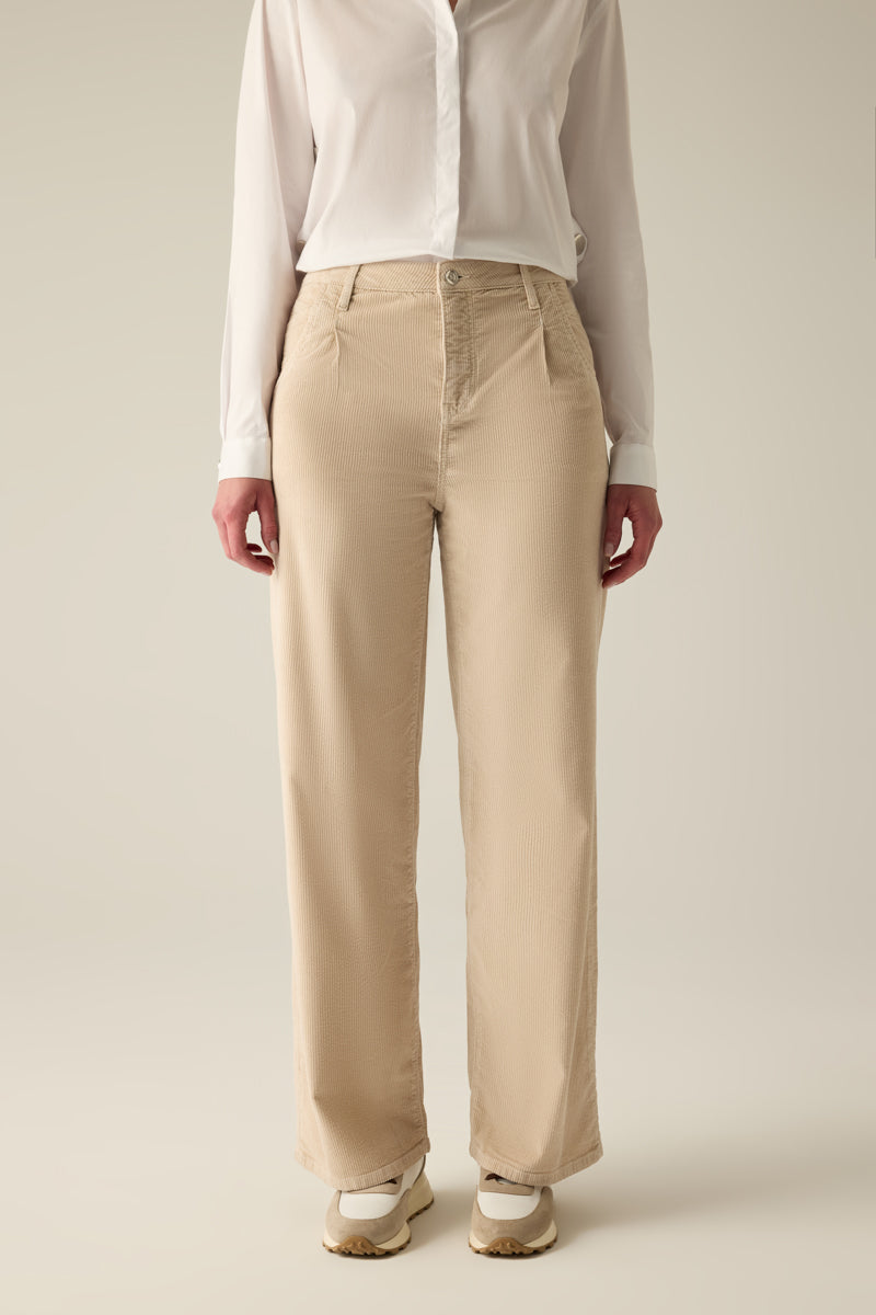 Cordhose in Gaucho-Form, Sandfarben. Lässig, cool und sportlich mit markanter Cordstruktur – Premium-Komfort für eine perfekte Figur.